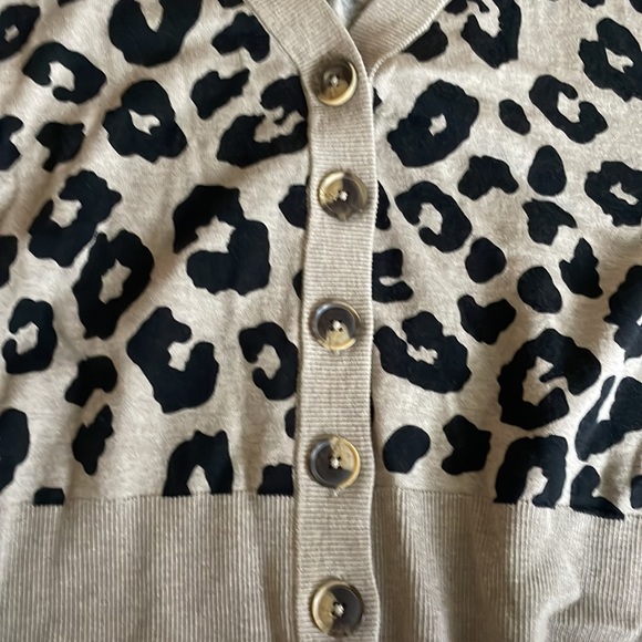 Lightweight Animal print black and tan cardigan with button closure - Picture 5 of 11